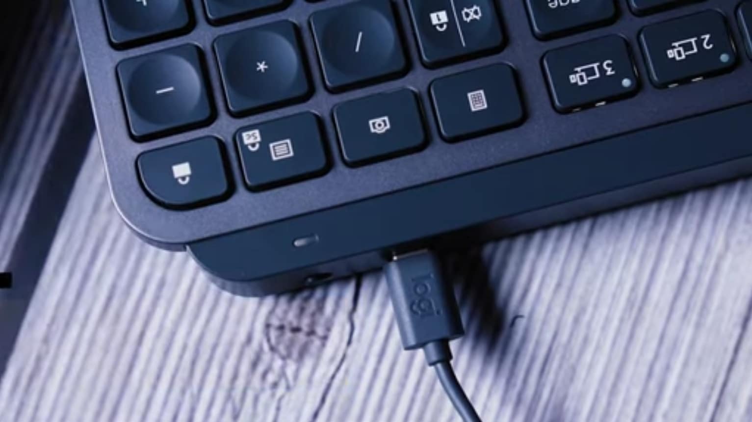 Logitech MX Keys Keyboard Review with Specs